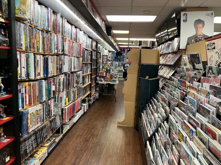 Comic Book Store Capitaine Québec les Livres Comiques Montreal Quebec